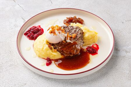 Бифштекс из говядины с яйцом пашот с гарниром на выбор