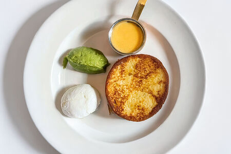 Жареная бриошь, мятое авокадо и бернез