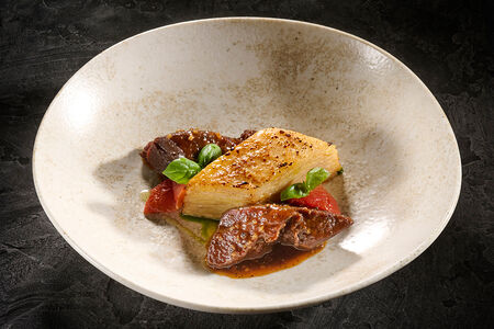 Телячьи щечки с гратеном из сельдерея и соусом пеппе