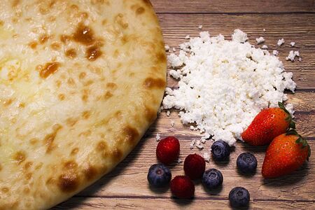 Пирог с творогом и малиной