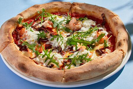 Пицца креветки, страчателла и вяленые томаты