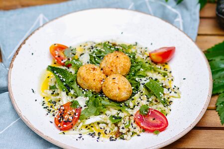 Салат с птитимом и фишболами