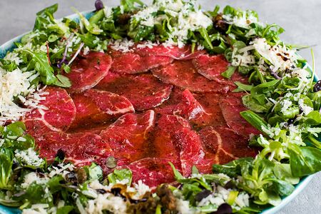 Карпаччо из говядина с чипсами из каперсов