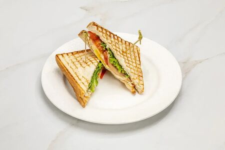 Сэндвич с беконом, яйцом и чесночным соусом