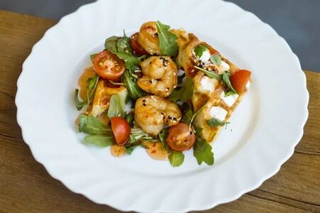 Вафли с креветкой и творожным сыром