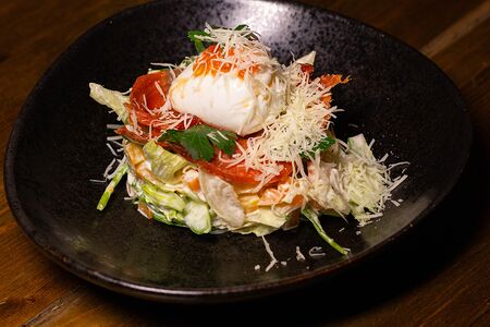 Салат с подкопченной неркой и яйцом пашот