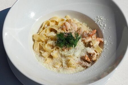 Феттучини с лисичками и креветками в сливочно-сметанном соусе с чесноком и укропом