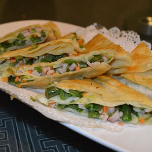 Лепешка с фасолью, ветчиной и рисом