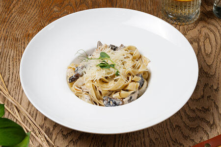 Паста с курицей и грибами