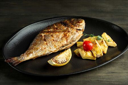 Дорадо с чесноком и петрушкой