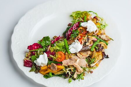 Салат с ягненком, запеченными овощами и козьим сыром