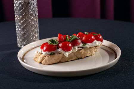 Брускетта со страчателлой и черри