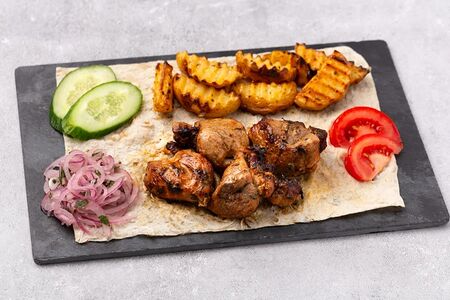 Шашлык из телячьей мякоти с картофелем на мангале 