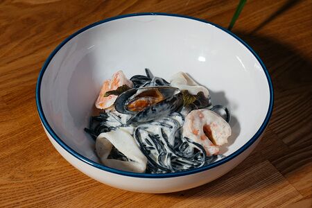 Спагетти неро с морепродуктами