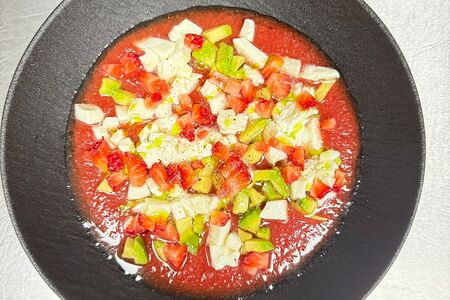 Гаспачо с клубникой и крабом