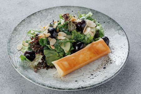 Салат с жареным камамбером 