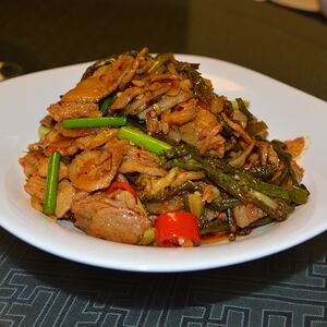 Кусочки свинины с перцем чили