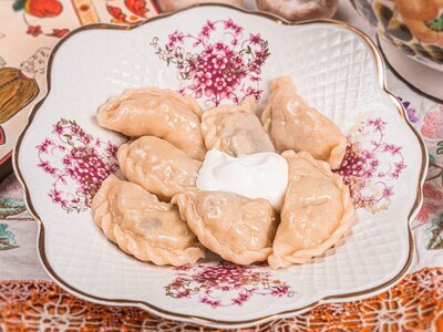 Вареники с картофелем и грибами подаются со сметаной. Ручная лепка
