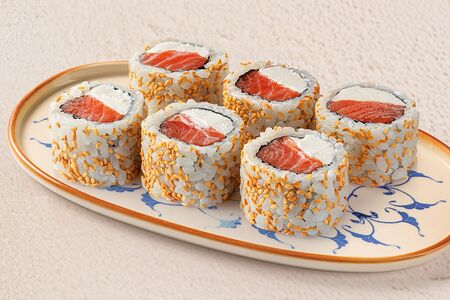 Ролл с лососем и сливочным сыром