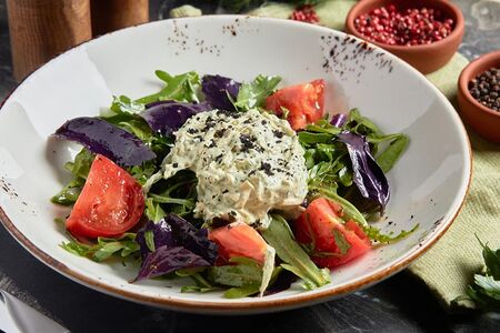 Салат с руколой, страчателлой и томатами