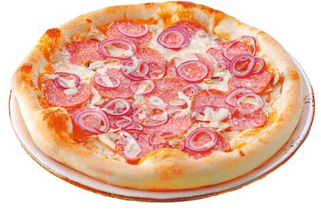 Пицца с копченой колбасой и красным луком
