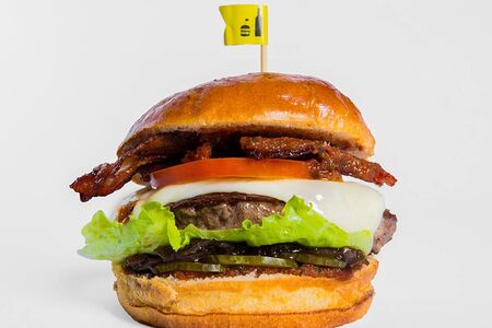 Фирменный Чизбургер с беконом