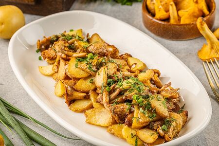 Жареный картофель с лисичками