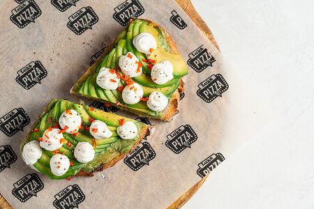 Брускетта с авокадо и крем чиз