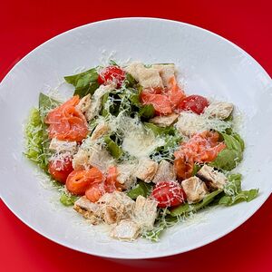 Салат Цезарь с лососем