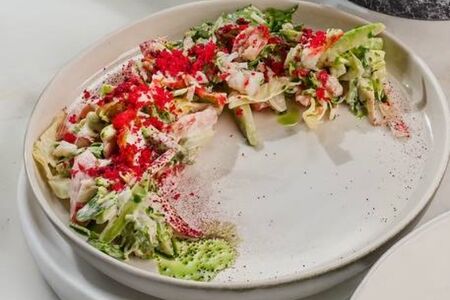 Салат с крабом, авокадо и соусом минтайко