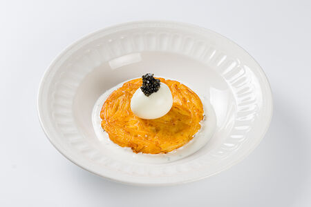 Драник с яйцом и чёрной икрой