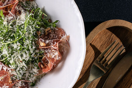 Салат с пармой и грушей