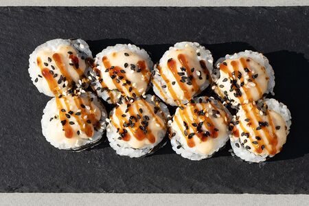 Запеченный ролл с лососем