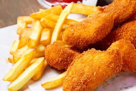 Куриные наггетсы с картофелем фри