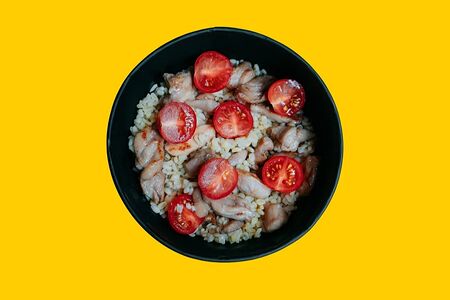 Булгур с курицей, томатами и зеленым соусом