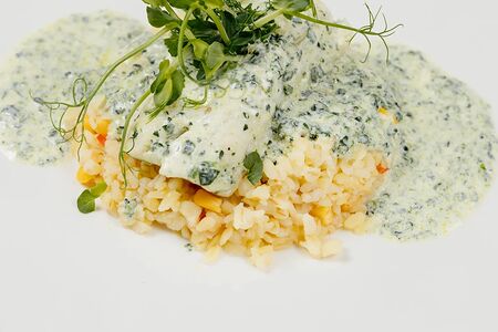 Томленый судак в сливках со шпинатом, булгуром и овощами