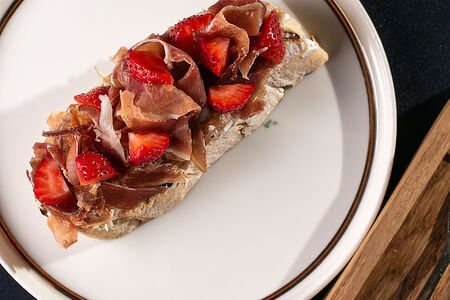 Брускетта с пармой и клубникой