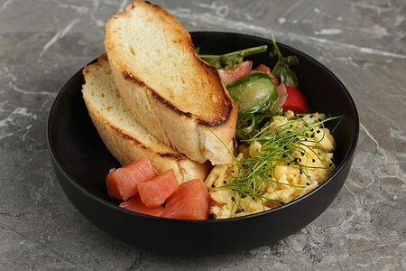 Сборный завтрак с лососем