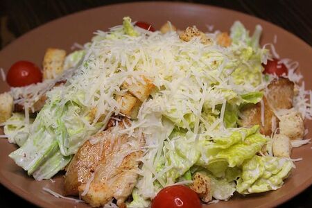 Салат Цезарь с курицей