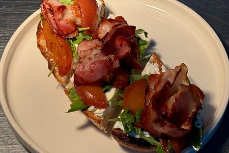 Брускетта с запеченным нектарином и беконом