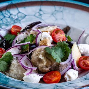 Салат с хрустящими баклажанами и шампиньонами