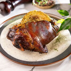 Запеченная с мёдом и чесноком свиная рулька с капустой