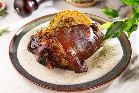 Запеченная с мёдом и чесноком свиная рулька с капустой