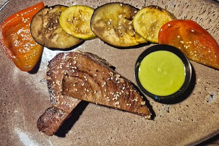 Стейк из тунца с овощами гриль