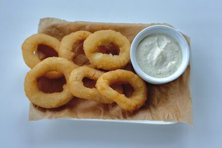 Луковые кольца с чесночным соусом