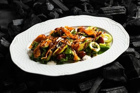 Микс салатов со слабосоленым лососем