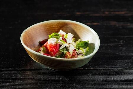 Салат с томатами и моцареллой