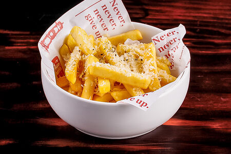 Картофель фри с грана падано и трюфельным маслом