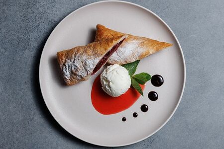 Штрудель вишневый