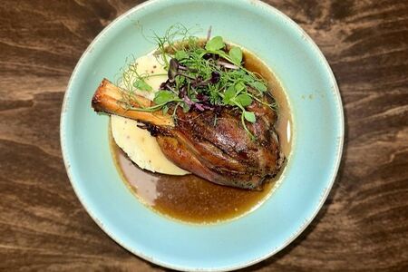 Голень ягнёнка с картофельным пюре